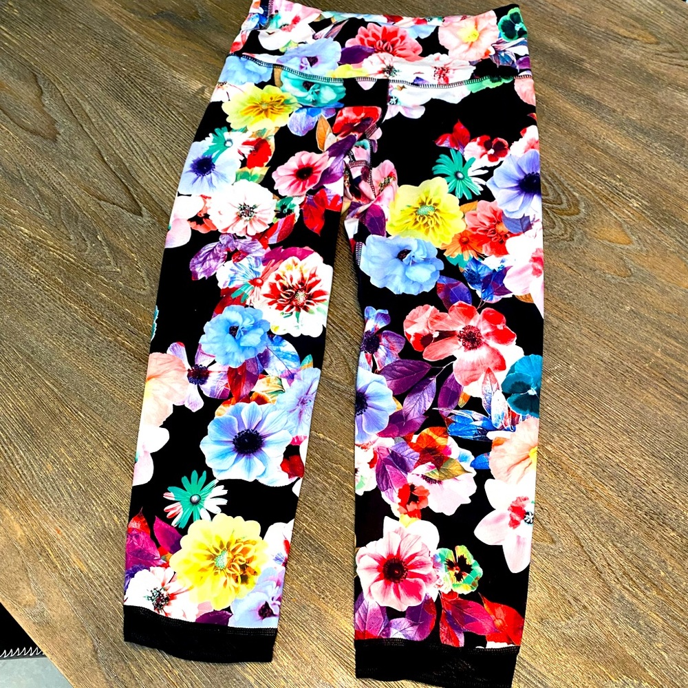 Old Navy: Go Dry Floral Capri Leggings. Size Medium